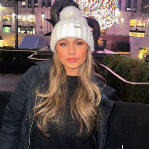 Hi my name is Julia! Im selling never/rarely worn items in great condition.